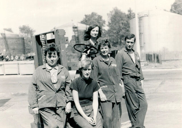 Dělnice národního podniku Keramo Kolín, 1974. Zdroj: archiv pamětnice Jany Krausové